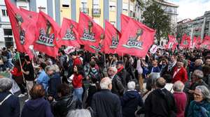 Manifestação organizada pela Confederação Geral dos Trabalhadores Portugueses — Intersindical Nacional (CGTP-IN), no âmbito das comemorações do Dia do Trabalhador, decorreru entre o Martim Moniz e a Alameda D. Afonso Henriques, em Lisboa, 01 de maio de 2024. Os trabalhadores do Comércio, Escritórios e Serviços de Portugal estão em luta por mais salário, menos horário, valorização das carreiras e profissões, e pelo combate à precariedade. MIGUEL A. LOPES/LUSA