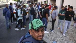 Manifestantes junto à da sede da AIMA - Agência para a Integração Migrações e Asilo em Lisboa na manifestação &quot;Defenda os seus direitos&quot;. Ação de protesto convocada pela comunidade do Bangladesh em Portugal, contra os atrasos na renovação ou emissão do primeiro cartão de residência pelo Instituto dos Registos e do Notariado (IRN) 18 de abril de 2024.  MIGUEL A. LOPES/LUSA