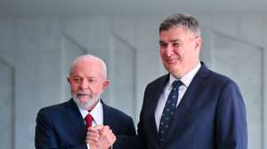 epa11387720 Brazilian President Luiz Inacio Lula da Silva (L) receives Croatian President Zoran Milanovic at the Itamaraty Palace in Brasilia, Brazil, 03 June 2024. Lula da Silva received his Croatian counterpart for a meeting where they are expected to review bilateral relationships, the climate crisis and the conflicts in Ukraine and Gaza.  EPA/ANDRE BORGES