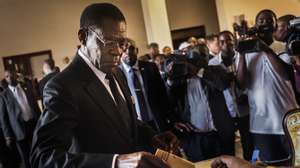 O Presidente da Guiné-Equatorial Teodoro Obiang exerce o seu direito de voto nas Eleições Legislativas e Autárquicas, em Malabo, Guiné Equatorial, 12 de novembro de 2017.
A Guiné Equatorial contava com 1.220.000 habitantes em 2016, segundo dados do Banco Mundial. O país é dirigido desde agosto de 1979 por Teodoro Obiang, que detém o recorde de longevidade no poder em África. MÁRIO CRUZ/LUSA