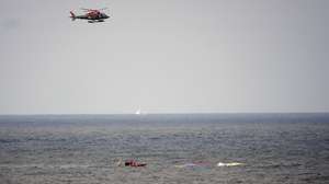 Um meio aéreo e dois botes, nas buscas por sobreviventes junto aos destroços da embarcação de pesca após ter virado ao largo das praias de São Pedro do Moel e de Vieira, causando a morte a três pessoas e três estão desaparecidas, na praia do Samouco, Marinha Grande, 03 de julho de 2024. Oito pessoas foram resgatadas e transportadas para o Porto da Figueira da Foz. CARLOS BARROSO/LUSA