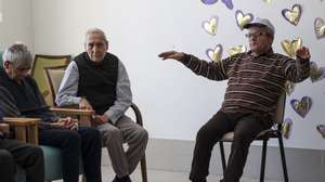 Idosos utentes do lar Eira da Torre, em Santa Eufémia, Leiria, durante uma aula de capoeira, dada por Jimmy Almeida (mestre Papagaio) e Joana Palhas (professora Beringela), que animam os utentes no âmbito do projeto ‘Gingando na Melhor Idade’, que tem contribuído para melhorar o bem-estar dos idosos, Leiria, 17 de abril de 2023. (ACOMPANHA TEXTO DE 20-04-2023) PAULO NOVAIS/LUSA