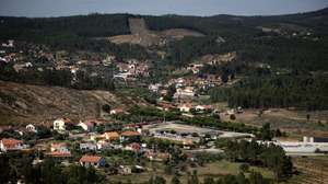 Aldeia do Sardoal, onde os eucaliptos e pinheiros estão a ser substituídos, nas aldeias do concelho, distrito de Santarém, por oliveiras e medronheiros, espécies mais eficazes na contenção dos incêndios, alterando a paisagem e, de caminho, também “a questão cultural” no âmbito do projeto Aldeias Seguras, no Sardoal, 08 de julho de 2024. Criado em 2018, o programa “Aldeia Segura” propõe estratégias de proteção dos aglomerados populacionais em caso de incêndios rurais e é executado no terreno por câmaras municipais, juntas de freguesia e Autoridade Nacional de Emergência e Proteção Civil. (ACOMPANHA TEXTO DA LUSA DO DIA 13 DE JULHO DE 2024). JOSÉ SENA GOULÃO/LUSA