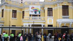 epa11510615 Venezuelans go to their country&#039;s embassy after the Peruvian government announced the expulsion of accredited Venezuelan diplomats, in the city of Lima, Peru, July 30, 2024. Peruvian Foreign Minister Javier Gonzalez-Olaechea said on 30 July that the Peruvian government recognized opposition candidate Edmundo Gonzalez Urrutia as president-elect of Venezuela following the elections of 28 July. The Venezuelan National Electoral Council (CNE) proclaimed current president Nicolas Maduro was re-elected president with 51.2 percent of the votes.  EPA/Paolo Aguilar