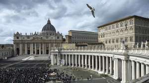 epa11196167 A handout photo made available by the Vatican Media shows faithful gathered at St. Peter&#039;s Square to listen to Pope Francis leading his Angelus prayer from the window of his office, at the Vatican City, 03 March 2024.  EPA/VATICAN MEDIA / HANDOUT  HANDOUT EDITORIAL USE ONLY/NO SALES HANDOUT EDITORIAL USE ONLY/NO SALES