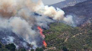 O incêndio que teve origem na Serra de Água, concelho da Ribeira Brava na quarta feira pela manhã, contínua ativo e em progressão trilhando maioritariamente o maciço central da ilha estando de momento a ocupar partes da freguesia do Jardim da Serra, no concelho de Câmara de Lobos, 16 de agosto de 2024. HOMEM DE GOUVEIA/LUSA