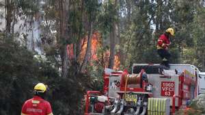 Bombeiros de Câmara de Lobos combatem incêndio na Estrada Nova do Castelejo, na freguesia do Estreito de Câmara de Lobos, em Câmara de Lobos, 18 de agosto de 2024, HOMEM DE GOUVEIA/LUSA