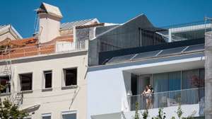 Um casal na varanda de um prédio no bairro da Ajuda, em Lisboa, 13 de agosto de 2024. Habitação. Rendas. Imobiliário. ANTÓNIO PEDRO SANTOS/LUSA