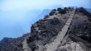 Topo do Pico Ruivo, o ponto mais alto da Ilha da Madeira, de onde se podem ver as nuvens de fumo do incêndio que tem lavrado na Ilha da Madeira, concelho de Santana, 21 de agosto de 2024. O incêndio rural na ilha da Madeira deflagrou há uma semana, dia 14 de agosto, nas serras do município da Ribeira Brava, propagando-se progressivamente aos concelhos de Câmara de Lobos, Ponta do Sol e, através do Pico Ruivo, Santana. HOMEM DE GOUVEIA/LUSA