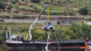 Uma embarcação com grua remove parte do helicóptero que caiu na sexta-feira, no rio Douro, em Lamegono rio Douro, próximo da localidade de Samodães, Lamego, que transportava seis passageiros, nomeadamente um piloto e uma equipa de cinco de cinco militares da Unidade de Emergência Proteção e Socorro (UEPS) que regressava do combate a um incêndio no concelho de Baião, Lamego, 31 de agosto de 2024.  ( IMAGEM OBTIDA DE SMARTPHONE). PAULA LIMA/LUSA