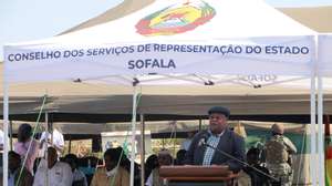 O presidente do principal partido da oposição de Moçambique, Resistência Nacional Moçambicana (Renamo), Ossufo Momade, discursa durante a cerimónia de encerramento da última base do braço armado da Renamo, na serra da Gorongosa, centro do país, Moçambique, 15 de junho de 2023. ANDRÉ CATUEIRA/LUSA