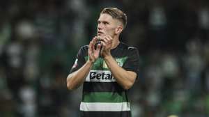 Sporting CP player Viktor Gyokeres applauds supporters at the end of the Portuguese First League soccer match between Sporting CP and FC Porto at Alvalade Stadium in Lisbon, Portugal, 31 August 2024. MIGUEL A. LOPES/LUSA