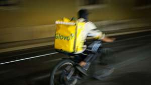 Um motorista da Glovo passa na Baixa, em Lisboa, 07 de agosto de 2024. Estafeta. Bicicleta. Restauração. ANTÓNIO PEDRO SANTOS/LUSA