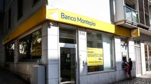 Uma mulher realiza operações bancárias num multibanco de uma sucursal do Banco Montepio, em Lisboa, 12 de agosto de 2024. Banca. Montepio. Economia. Multibanco. ANTÓNIO PEDRO SANTOS/LUSA