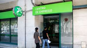 Dois homens à entrada para um Centro de Emprego, em Lisboa, 12 de agosto de 2024. Trabalho. Emprego. Desemprego. ANTÓNIO PEDRO SANTOS/LUSA