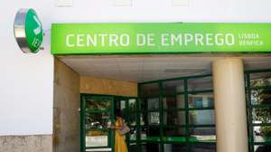Uma mulher à entrada para um Centro de Emprego, em Lisboa, 12 de agosto de 2024. Trabalho. Emprego. Desemprego. ANTÓNIO PEDRO SANTOS/LUSA