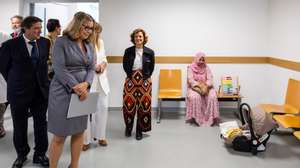 A ministra da Saúde, Ana Paula Martins (2E), durante a inauguração da Clínica de Atendimento para Grávidas e Crianças “Nascer e Crescer”, na Unidade de Saúde de Marvila, em Lisboa, 17 de outubro de 2024. JOSÉ SENA GOULÃO/LUSA