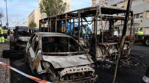 Um autocarro e três automoveis arderam no Bairro da Cidade Nova, em Santo António dos Cavaleiros, Loures, durante a terceira noite de protestos, 24 de outubro de 2024, após Odair Moniz, 43 anos, cidadão cabo-verdiano, e morador no Bairro do Zambujal, na Amadora, ser baleado por um agente da PSP na madrugada de segunda-feira, no Bairro da Cova da Moura, tendo morrido pouco depois, no Hospital São Francisco Xavier, em Lisboa. MIGUEL A. LOPES/LUSA