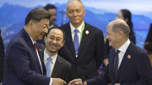 epa11727481 Chinese President Xi Jinping (L) greets German Chancellor Olaf Scholz (R), during the opening of the G20 Summit of Heads of State in Rio de Janeiro, Brazil, 18 November 2024. The G20 summit will bring together leaders from 55 nations and organizations on 18 and 19 November at the Museum of Modern Art in Rio de Janeiro.  EPA/ANTONIO LACERDA