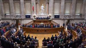 Hino nacional durante a sessão comemorativa do 25 de Novembro, na Assembleia da República, em Lisboa, 25 de novembro de 2024. JOSÉ SENA GOULÃO/LUSA