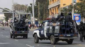 A polícia angolana dispersou hoje, em Luanda, a marcha contra a subida do combustível e fim da venda ambulante, usando gás lacrimogéneo contra os manifestantes, originando pânico e desmaios, havendo relatos de alguns feridos e detidos. A carga policial aconteceu pouco depois de a marcha iniciar o seu trajeto em direção à Mutamba, a cerca de 500 metros do local da concentração, junto do cemitério de Santana, Luanda, 17 de junho de 2023. AMPE ROGÉRIO/LUSA