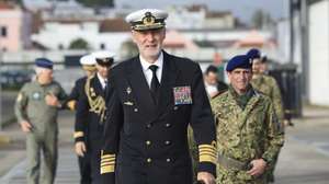 O Chefe do Estado Maior da Armada (CEMA), Almirante Gouveia e Melo, à sua chegada para participar na cerimónia da largada do Submarino Arpão para a Operação Brilliant Shield da NATO. Durante a missão, o submarino português terá oportunidade de navegar por baixo do gelo Ártico, possível com o apoio das Marinhas congéneres do Canadá, Dinamarca e Estados Unidos, que decorreu na Base Naval de Lisboa, no Alfeite, Almada, 03 de abril  de 2024. ANTÓNIO COTRIM/LUSA