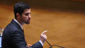 O deputado do Partido Social Democrata, Hugo Carneiro, durante o debate parlamentar na especialidade na Assembleia da República em Lisboa, 22 de novembro de 2024. TIAGO PETINGA/LUSA