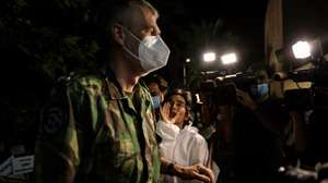 O coordenador Nacional da 'Task Force' para o Plano de Vacinação contra a covid-19, vice-almirante, Henrique de Gouveia e Melo, confrontado por populares à entrada para o Centro de Vacinação de Odivelas durante o fim de semana de vacinação de jovens de 16 e 17 anos, no Pavilhão Multiusos de Odivelas, 14 de agosto de 2021. MIGUEL A. LOPES/LUSA