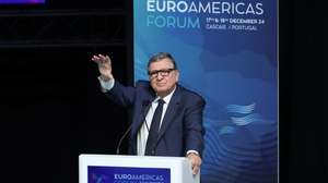 O antigo presidente da Comissão Europeia, ex- primeiro-ministro e atual presidente do Forum Euro Africa, José Manuel Durão Barroso, intervém durante o 1º  Fórum para a Europa e Américas – EuroAmericas Forum 2024, que decorre em Cascais, 17 de dezembro de 2024. ANTÓNIO COTRIM/LUSA