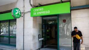 Um homem à entrada para um Centro de Emprego, em Lisboa, 12 de agosto de 2024. IEFP. Trabalho. Emprego. Desemprego. ANTÓNIO PEDRO SANTOS/LUSA