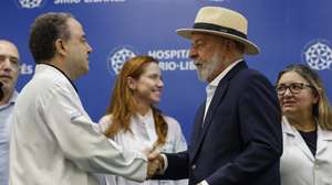 epa11778935 Brazilian President Luiz Inacio Lula da Silva (2-R) greets physician Roberto Kalil (2-L) during a press conference at Sirio Libanes Hospital in Sao Paulo, Brazil, 15 December 2024. President Lula was released from the hospital after undergoing surgery on 09 December to stop a brain bleed.  EPA/SEBASTIAO MOREIRA