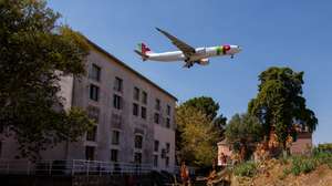 Um avião sobrevoa o Centro das Taipas, em Alvalade, Lisboa, 17 de setembro de 2024. O tráfego aéreo sobre a cidade de Lisboa está cada vez mais intenso, havendo cada vez mais queixas em relação à poluição visual e sonora assim como em relação à frequência de voos noturnos. (ACOMPANHA TEXTO DA LUSA DO DIA 28 DE SETEMBRO DE 2024). JOSÉ SENA GOULÃO/LUSA