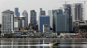 Baía de Luanda, Angola, 09 de agosto de 2024. A falta de saneamento básico e de transportes agravam a precariedade dos luandeses, que se mostram céticos quanto à proposta de divisão administrativa de Luanda, defendendo em alternativa as autarquias, melhor distribuição da riqueza e mais atenção aos pobres. (ACOMPANHA TEXTO DA LUSA DO DIA 10 DE AGOSTO DE 2024). AMPE ROGÉRIO/LUSA