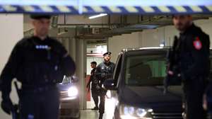 Agentes da GISP escoltam a chegada ao Tribunal de Instrução Criminal (TIC) do veículo celular da Polícia com o arguido Fernando Madureira, detido da 'Operação Pretoriano', no Porto, 18 de outubro de 2024. O arranque da fase instrução da 'Operação Pretoriano' previsto para hoje foi adiado devido à greve dos oficiais de justiça. O processo tem como arguidos Fernando Madureira, ex-líder dos Super Dragões, Sandra Madureira, Vítor Catão, e ainda mais nove arguidos, acusados de crimes alegadamente cometidos numa Assembleia-Geral do FC Porto. LUSA