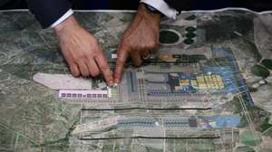Plano do novo Aeroporto Luis de Camões durante a entrega do Relatório Inicial (High Level Assumption Report) da concessionária ANA sobre o desenvolvimento da capacidade aeroportuária de Lisboa,  para iniciar formalmente negociações sobre a extensão do contrato de concessão e viabilizar a construção do novo Aeroporto Luís de Camões, em Alcochete, 17 de dezembro de 2024.  ANDRÉ KOSTERS/LUSA