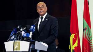 O presidente da União Nacional para a Independência Total de Angola (UNITA) e coordenador da Frente Patriótica Unida (FPU), Adalberto Costa Junior, em conferência de imprensa sobre o País Real, em Luanda, Angola, 10 de julho de 2024. Os líderes da Frente Patriótica Unida (FPU), plataforma que congrega UNITA, Bloco Democrático e projeto político PRA-JA Servir Angola, apelaram hoje à mobilização popular para “cobrar” promessas eleitorais e anunciaram ações de luta com a sociedade civil. AMPE ROGÉRIO/LUSA