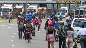 Os acessos da N4 a Maputo, principal entrada na capital moçambicana e ligação à fronteira da África do Sul, estão completamente bloqueados por manifestantes, que contestam a cobrança de portagem utilizando um camião cisterna com combustível contra a polícia, em Maputo, Moçambique, 29 de janeiro de 2025. ESTEVÃO CHAVISSO/LUSA