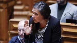 A deputada do Livre, deputada Isabel Mendes Lopes, intervém durante a sessão plenária, na Assembleia da República, em Lisboa, 05 de fevereiro de 2025. ANTÓNIO PEDRO SANTOS/LUSA