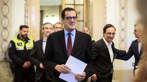 O presidente da Câmara Municipal do Porto, Rui Moreira (C), à chegada para a apresentação medidas a implementar (ou já em implementação) em 2025, entre a Câmara do Porto e a Polícia Municipal, como o aumento do contingente policial, o reforço de equipamentos de controlo de segurança rodoviária na cidade, o desenvolvimento do software de fiscalização automática, e a apresentação da Linha da Polícia Municipal do Porto, na Câmara Municipal do Porto, 16 de janeiro de 2025. JOSÉ COELHO/LUSA