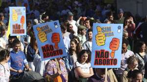 Cidadãos protestam durante a Caminhada pela Vida 2025, em defesa da vida desde o momento da conceção até à morte natural, na Praça Luís de Camões, em Lisboa, 29 de março de 2025. Nascida no contexto dos referendos ao aborto, desde 2012, a Caminhada pela Vida decorre em 13 cidades portuguesas, iniciativa da Federação Pela Vida. ANTÓNIO PEDRO SANTOS/LUSA