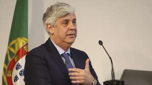 O governador do Banco de Portugal (BdP), Mário Centeno, intervém na apresentação dos materiais de educação financeira (Banco de Portugal) em crioulo, no âmbito da visita da cooperação entre os bancos centrais de Portugal e Cabo Verde, na cidade da Praia, ilha de Santiago, 03 de abril de 2025. ELTON MONTEIRO/LUSA