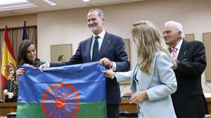 epa12017694 Spain's King Felipe VI and Queen Letizia receive Romani flag handed in by Carmen Santiago Reyes (2R), Second Deputy President of Romani State Council, and Juan de Dios Ramirez Heredia (R), first Romani member of Spanish and European Parliaments, as they chair the act to mark the International Romani Day at the Congress of Deputies, in Madrid, Spain, 08 April 2025.  EPA/Chema Moya