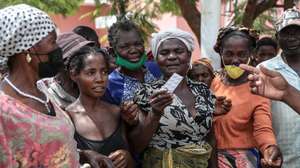 Mulheres na localidade de Luinha, na comuna da Canhoca na província do Kwanza Norte, sujeita a cerca sanitária devido a um surto de cólera, Luinha, Angola, 20 de março de 2025.  (ACOMPANHA TEXTO DE 22-03-2025)  AMPE ROGÉRIO/LUSA