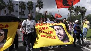Manifestantes durante a Marcha da Cova da Moura ao bairro do Zambujal - Justiça para Odair Moniz e todas as vítimas de violência policial, Amadora, 12 de abril de 2025. MIGUEL A. LOPES/LUSA