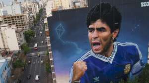 epa10273256 A mural in honor of Diego Armando Maradona made by Martin Ron, in Buenos Aires, Argentina, 28 October 2022 (issued 29 October 2022). The death of Diego Armando Maradona led to countless tributes throughout Argentina. His figure appears on altars, popular shrines and street paintings, and now by two hyper-realistic murals by Argentinian visual artist Martin Ron.  EPA/Juan Ignacio Roncoroni