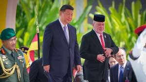 epa12034167 Malaysian King Sultan Ibrahim Sultan Iskandar (R), walks with Chinese President Xi Jinping (L),  during an official welcoming ceremony at the national palace in Kuala Lumpur, Malaysia, 16 April 2025.  EPA/VINCENT THIAN / POOL