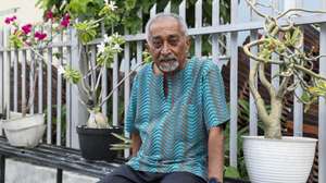 O ex-primeiro-ministro e secretário-geral da Frente Revolucionária de Timor-Leste Independente (Fretilin), Mari Alkatiri, posa para a fotografia durante uma entrevista à agência Lusa a propósito dos 25 anos do referendo que levou à independência de Timor-Leste, que se assinalam em 30 de agosto, em Díli, Timor-Leste, 21 de agosto de 2024. O secretário-geral da Fretilin, Mari Alkatiri, defendeu que a corrupção no país é o “único ato com transparência” porque “é feita à luz do dia”. (ACOMPANHA TEXTO DA LUSA DO DIA 22 DE AGOSTO DE 2024). PAULO NOVAIS/LUSA