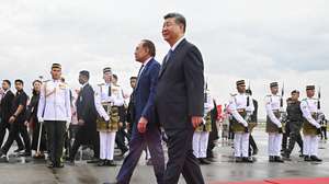 epa12032914 A handout photo made available Malaysia's Department of Information shows Chinese President Xi Jinping (C-R) walks together with Malaysia's Prime Minister Anwar Ibrahim (C-L) as he arrives at Bunga Raya complex in Sepang, outside Kuala Lumpur, Malaysia, 15 April 2025. Chinese President Xi Jinping has arrived in Malaysia for a three day state visit.  EPA/FARHAN ABDULLAH /INFORMATION DEPARTMENT MALAYSIA/ HANDOUT  HANDOUT EDITORIAL USE ONLY/NO SALES