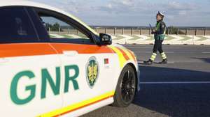 Um agente da Guarda Nacional Republicana (GNR), durante uma ação de fiscalização no âmbito da campanha “Festas MAIs Seguras”, nas portagens do Pinhal Novo, em Setúbal, 30 de dezembro de 2024. ANTÓNIO PEDRO SANTOS/LUSA