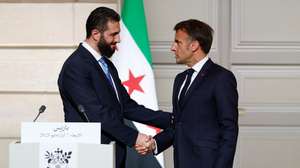 epa12081627 French President Emmanuel Macron (R) shakes hands with Syrian President Ahmed al-Sharaa (L) after a joint press conference following their meeting at the Elysee Palace in Paris, France, 07 May 2025.  EPA/STEPHANIE LECOCQ / POOL